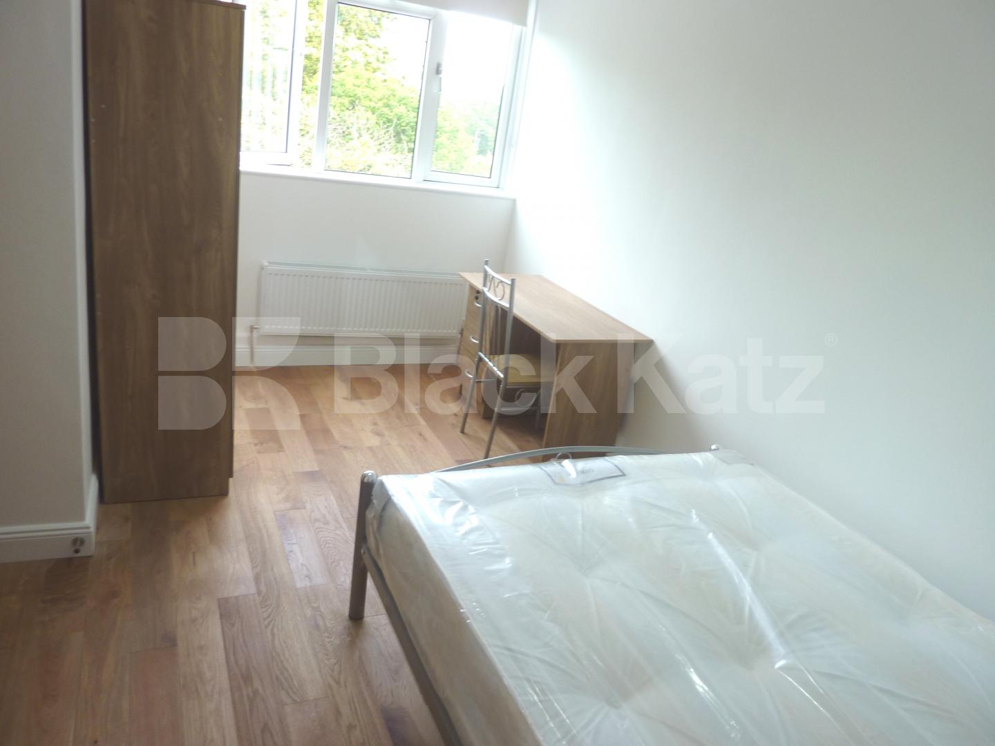 			SPACIOUS 3 BED FLAT SUITABLE FOR 4 SHARERS, 4 Bedroom, 1 bath, 1 reception Flat			 ROWSTOCK GARDENS , CAMDEN